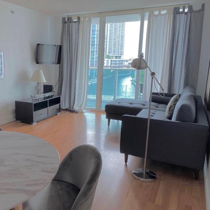 CHenaoRealtor's tweet photo. 🚨Looking for a place to rent?🚨 Amazing Condo with spectacular views to the Miami River &amp; Downtown🤩, within a short walking distance to metro mover-Downtown &amp; Brickell City Center🌆

For more information please 📞 +1 786-412-6816

#condo #forrent  #house #realty #home #florida https://t.co/rkVP9PwCYn