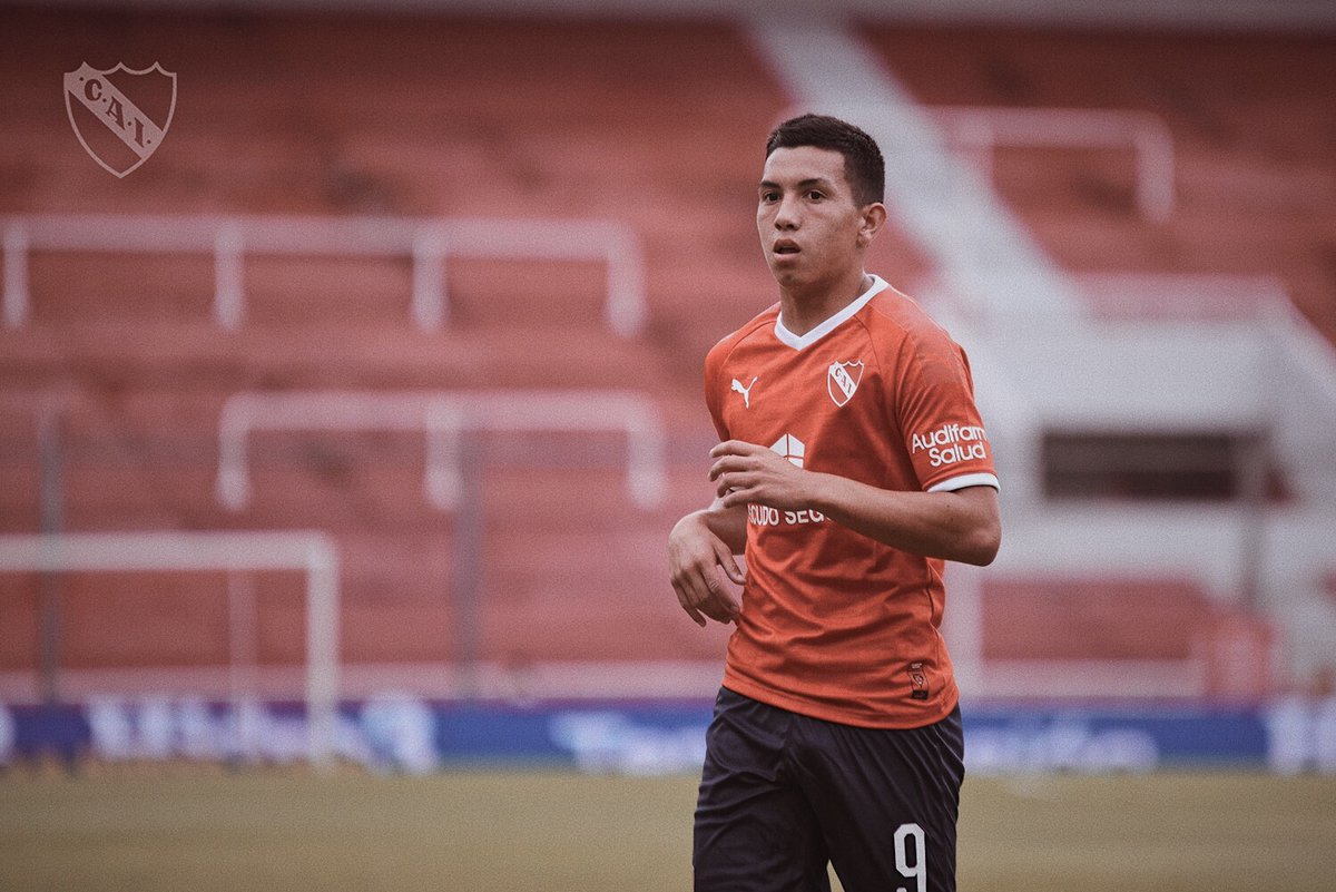 ALAN VELASCO (18)La gran joyita del Rojo, ya seguido por clubes europeos, parece ser la base para este nuevo Independiente.Extremo chiquito, muy habilidoso y gambeteador. Pinta para crack, y si logra continuidad puede ser su temporada de despegue.