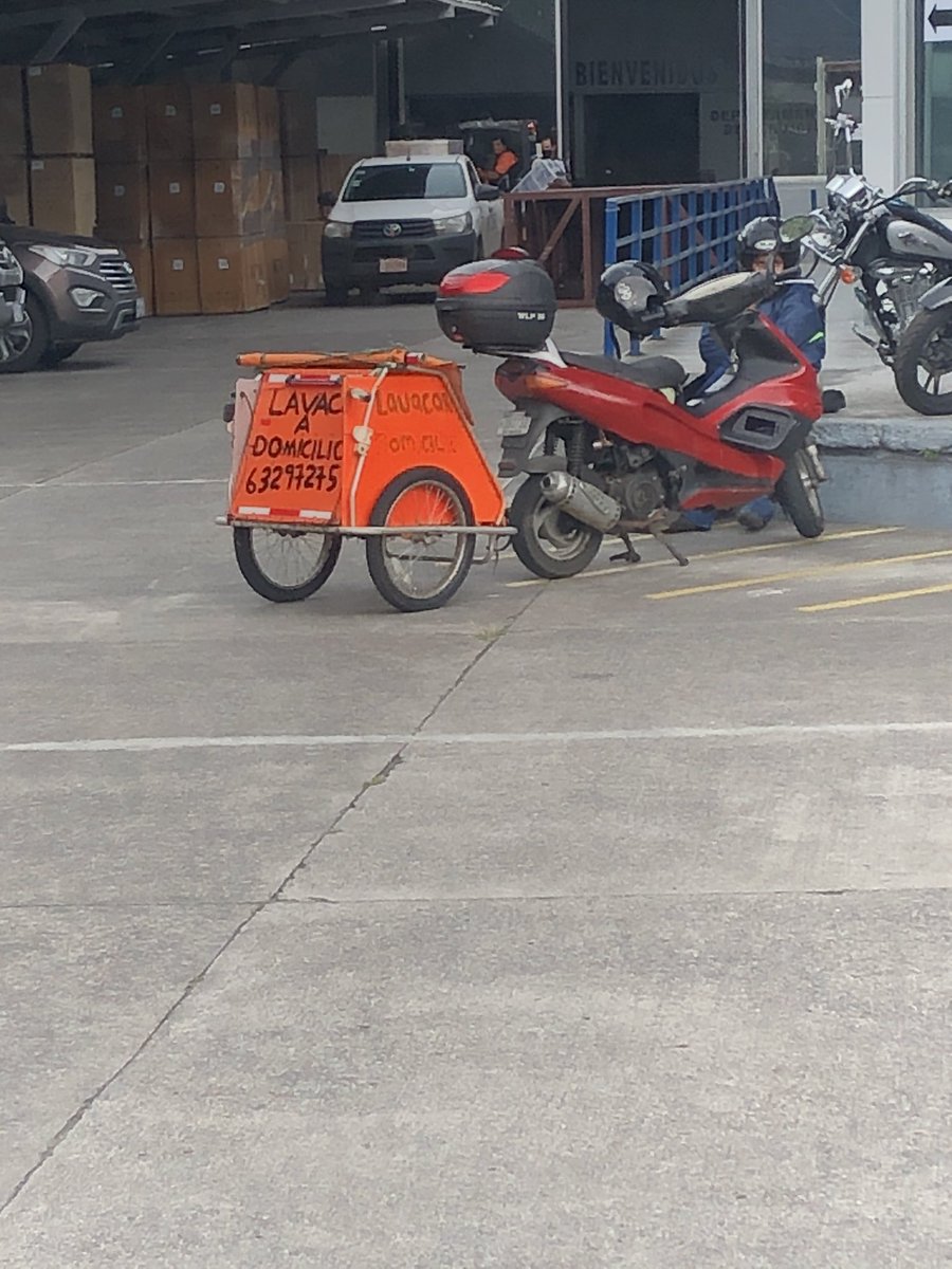 PapiniAle's tweet photo. De le rt para ayudar a una mamá, la escuché hablando y me partió el alma, ni idea de los lugares adonde llega a lavar los carros, pero llamenla:( 63297275 https://t.co/m8yUs756Yp