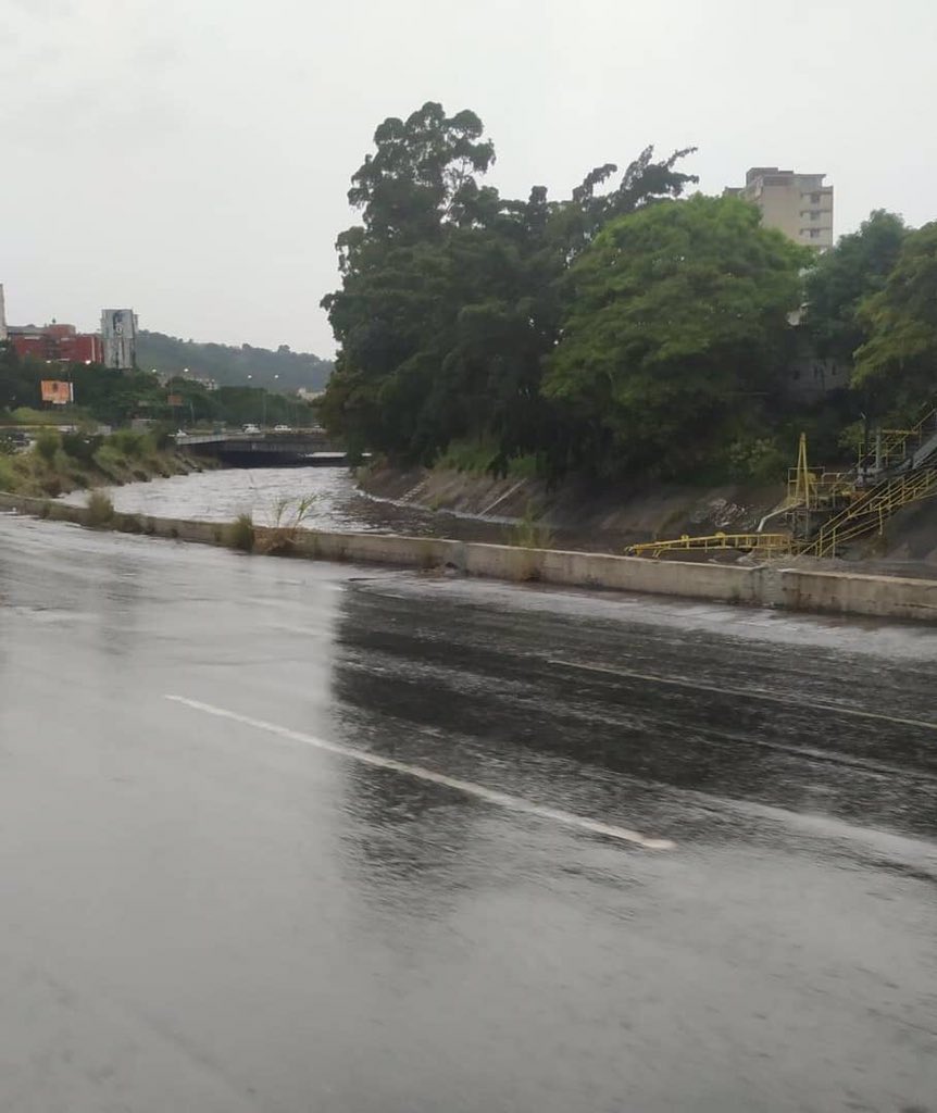Radio Caracas Radio on X: "#Lluvias de esta tarde casi provocan que se desborde el río Guaire, entre Petare y Macaracuay. https://t.co/92BO3QpUMG" / X