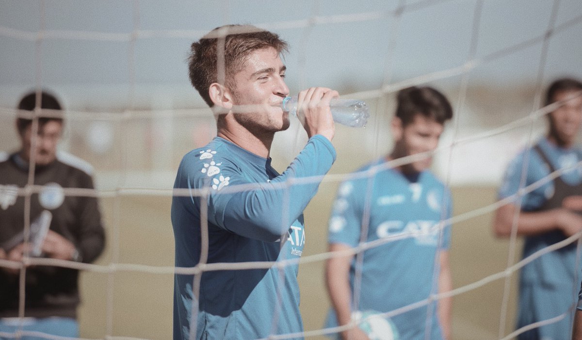 TOMÁS BADALONI (20)Una de las joyitas del Tomba.El clásico 9. A partir de su gran físico es excelente en el juego aéreo, duelos y apoyos; pero también destacan sus desmarques, técnica y capacidad goleadora.Gran proyecto, ya es buscado desde Italia. Similar a Alario.