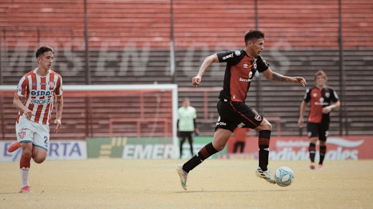 NICOLÁS CASTRO (19)Enrique Borreli, coordinador de inferiores: "Lo vi muy bien: como un hombre, no como un chico. Me hace acordar mucho a Riquelme. Y tiene una gran pegada con ambas piernas: buena pegada y mucha fuerza"Hace un tiempo se lo querían llevar  #Boca y  #Roma.