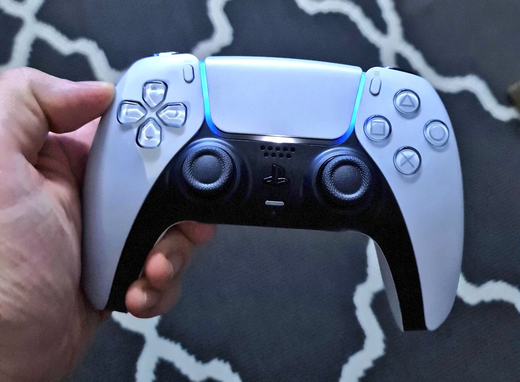 sakiskarpas's tweet photo. Η haptic feedback τεχνολογία και τα adaptive triggers του DualSense είναι ό,τι καλύτερο έχει συμβεί στη νέα γενιά. Αφήστε τα 8K και τα terraflops στην άκρη. Game changer το χειριστήριο. Όταν το πιάσετε στα χέρια σας, θα καταλάβετε πολύ καλά τι εννοώ. https://t.co/JwU27eaNDf