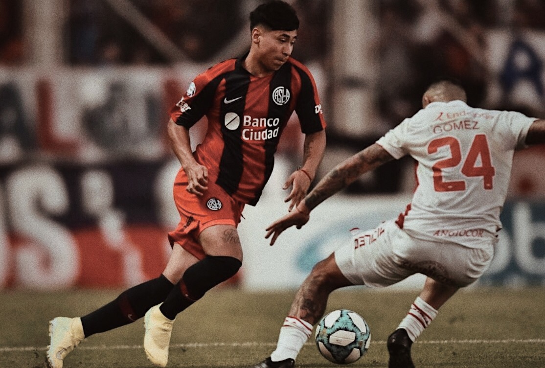 LUIS SEQUEIRA (17)Muchísima atención acá, porque de los grandes proyectos que tiene San Lorenzo, muchos dicen que es el mejor.Ya debutó en Primera y luego se lesionó. Ya recuperado, le encanta a Soso y tendrá minutos.Gambeteador. Ágil. Rápido. Y encarador.