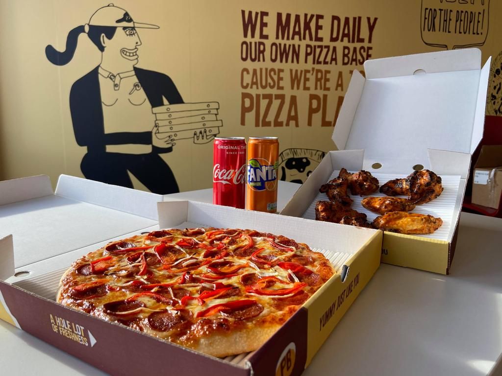 Netflix + Pizza = the ultimate combo!

Enter our second <a href="/BelfastHourNI/">#BelfastHour</a> 
giveaway of the evening

Simply follow the <a href="/PizzabakerIrl/">Pizzabaker</a> and retweet this tweet with the hashtag #Bigontastegreatonprice   

#Belfasthour #Bigontastegreatonprice
