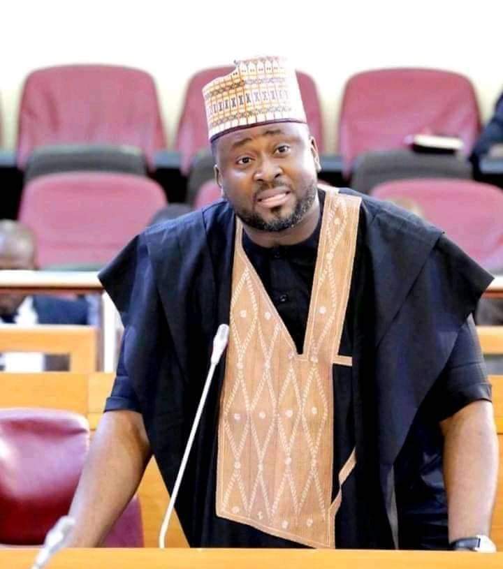 Adeyeni18's tweet image. Just when i thought Adamu Garba was the only clown, Desmond Elliot came around to prove me wrong.

The bible is not wrong when it says that power intoxicates the strongest mind, I can't believe Desmond Elliot would turn against the youths. Idiot!