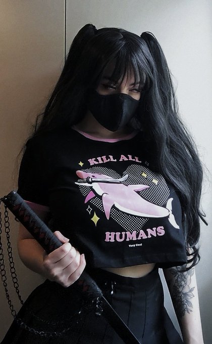 idk what these shirts say, i can't read  🐬🌸💕 https://t.co/YyRE99F4fW