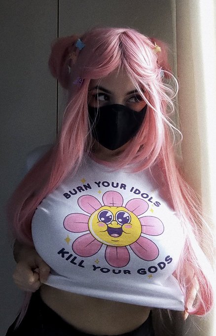 idk what these shirts say, i can't read  🐬🌸💕 https://t.co/YyRE99F4fW