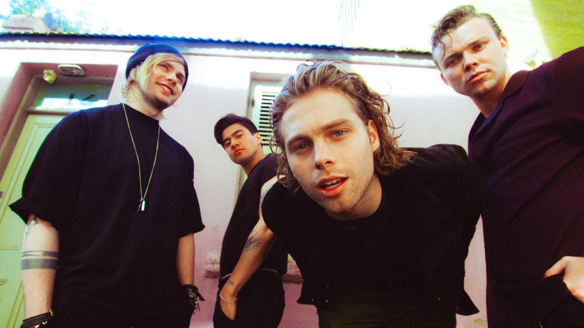 5SOSBrazil's tweet photo. "Eu vou ser um melhor colaborador na próxima vez que estivermos em um estúdio em novembro, como um grupo, e estou muito animado para isso" - Ashton para o podcast The Green Room https://t.co/gpNlDdAbwM