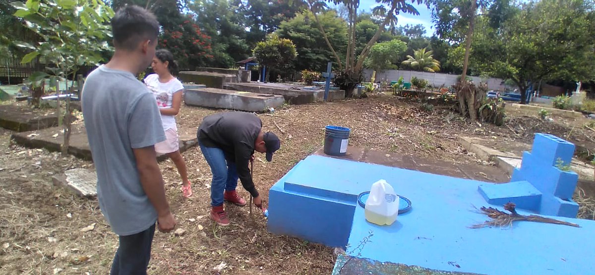 masaya_red's tweet photo. #Masaya 

Juventud Sandinista 19 De Julio, Realizó jornada de limpieza y remoción de pintura de las tumbas de Nuestros Héroes y Mártires en el  Cementerio de Nandasmo ♥️🖤✌🏼 https://t.co/oyt9QuAoES