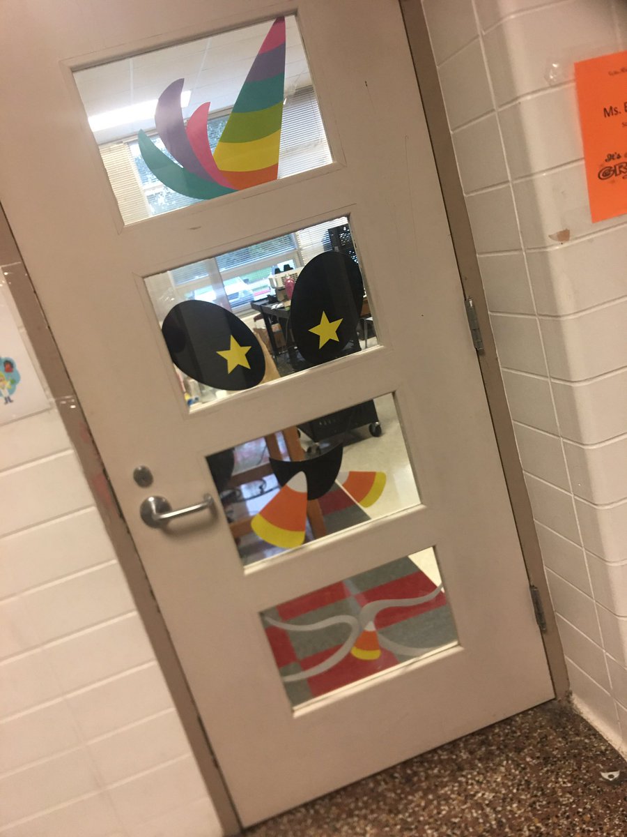 NoraLemon1's tweet photo. 6th Grade Superstars enjoying treats and tricks for our Halloween Spirit week !!!! https://t.co/mFwJCY67HO