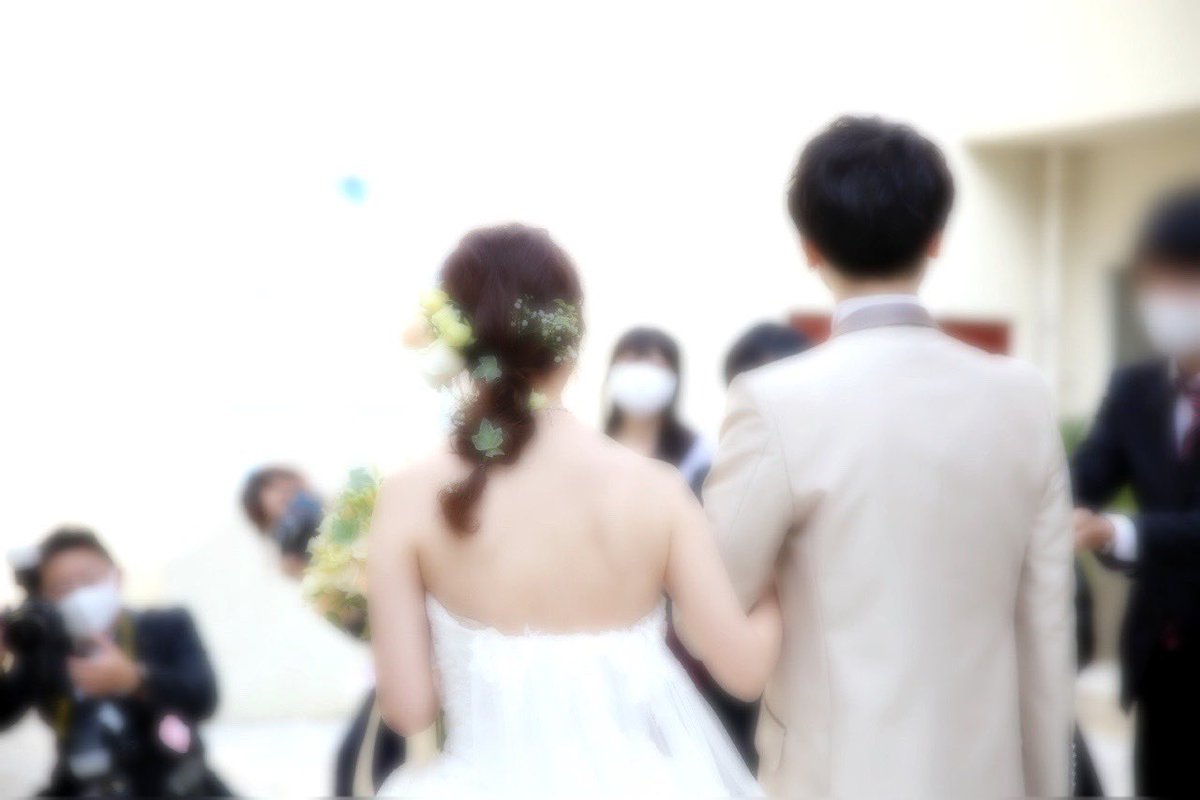 miruoh_no's tweet photo. 昨日は入籍1周年&amp;結婚式✨
入退場曲にはBUMPの「真っ赤な空を見ただろうか」「花の名」「話がしたいよ」をヴァイオリンやトランペットなどの楽器で生演奏していただきました。
コロナ禍のため披露宴なしの挙式のみで制限もあったけど、挙げて良かった。
バンプの4人にも届くといいな。
ありがとう。 https://t.co/VP2BFrogtb