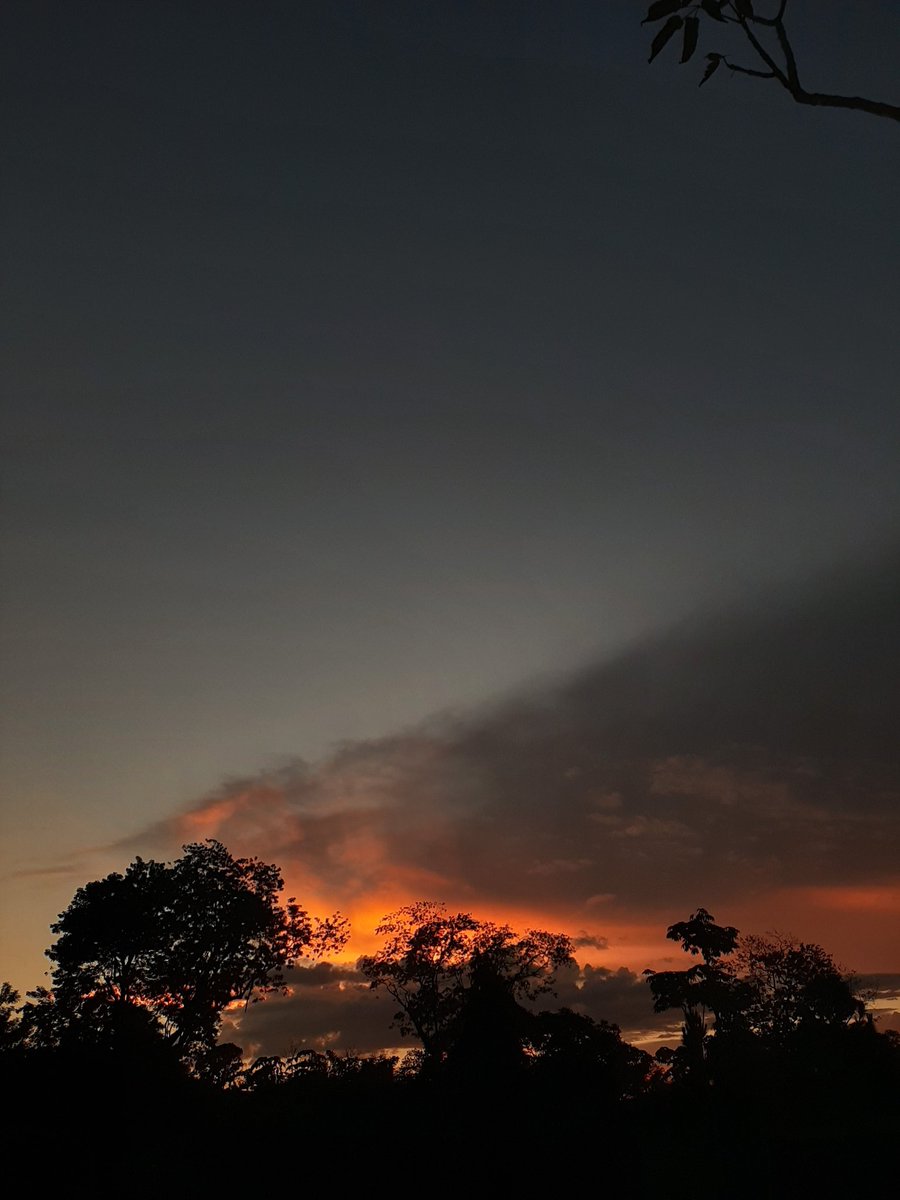 iGarcia___'s tweet photo. De un lado terminaba el día y del otro comenzaba la noche. https://t.co/ix3ACjqh2U