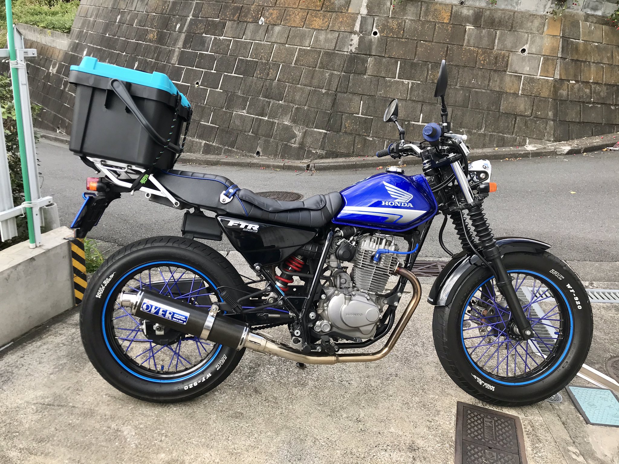 アッツミン Ftr223 ホームセンターで自分のftr223に似合いそうな色で丁度良いサイズのコンテナボックス3000円で見つけたから 最近活用しまくっているバンドで付けてみた 防水 耐荷重500ｋｇ キャンプや釣りに行く時 椅子やテーブルの代わりにもなり