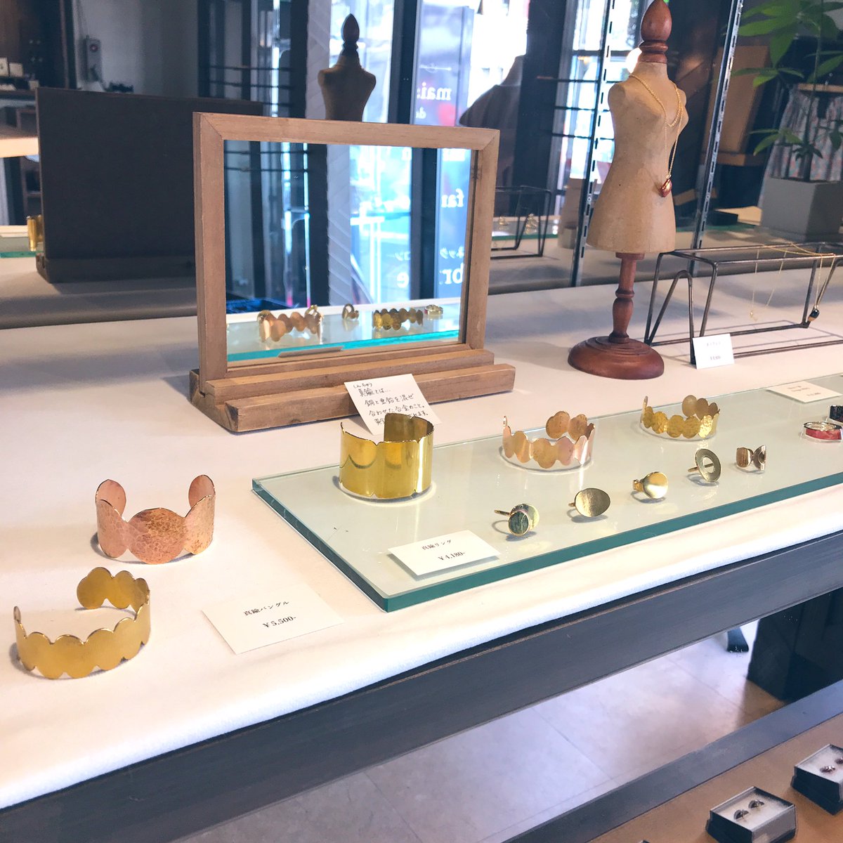 maisondefanfare's tweet photo. 今日も漆とジュエリー【LANDPROTECT】の展示が始まります。12:00〜18:00の間、どなたでもご覧頂けますのでぜひお越しください💍
展示は明日までです。
#LANDPROTECT #漆 #ジュエリー #バングル #ネックレス
画像は真鍮のバングルです😌 https://t.co/rkH4StOess