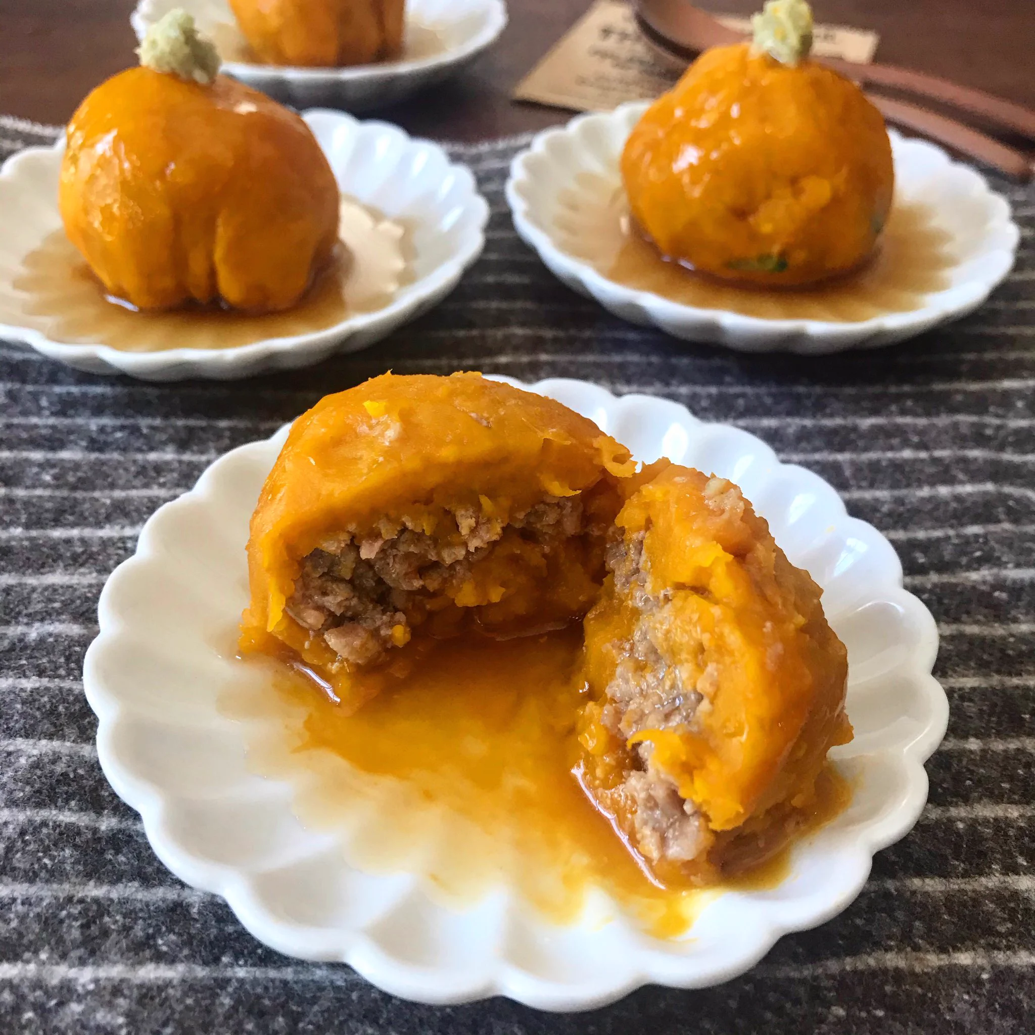 【かぼちゃのひき肉包みあん】のレンジで簡単な作り方！ハロウィンに大活躍！！