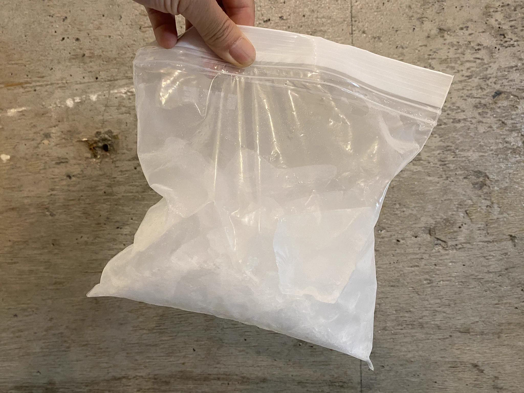 そんな方法があったか！家酒飲み全員にお伝えしたい。ジップロックに水を入れてトンカチで叩いてかち割り氷すると楽です。
