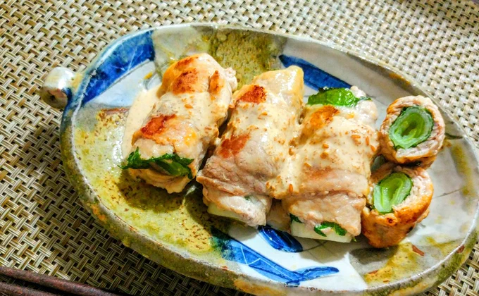 大葉とネギの豚肉巻き?

不揃いの大葉が沢山手に入ったので、早速ご飯のおかずに使います?✨
大葉無し、又はチューブの刻み青じそで代用しても美味しいです✨
ネギの代わりに白菜も✨
ドレッシングかけましたが、生姜や焼肉のタレで味付けしてもご飯モリモリ進みます(*'༥`*)モグモグ 