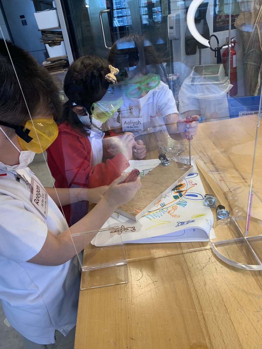 alytree's tweet image. The Hive is ALIVE!! Putting the tools back into the hands of our kids... prototyping #makered #makespaces #designthinking #yongzhou #richardhenry #makerbay #cdnis