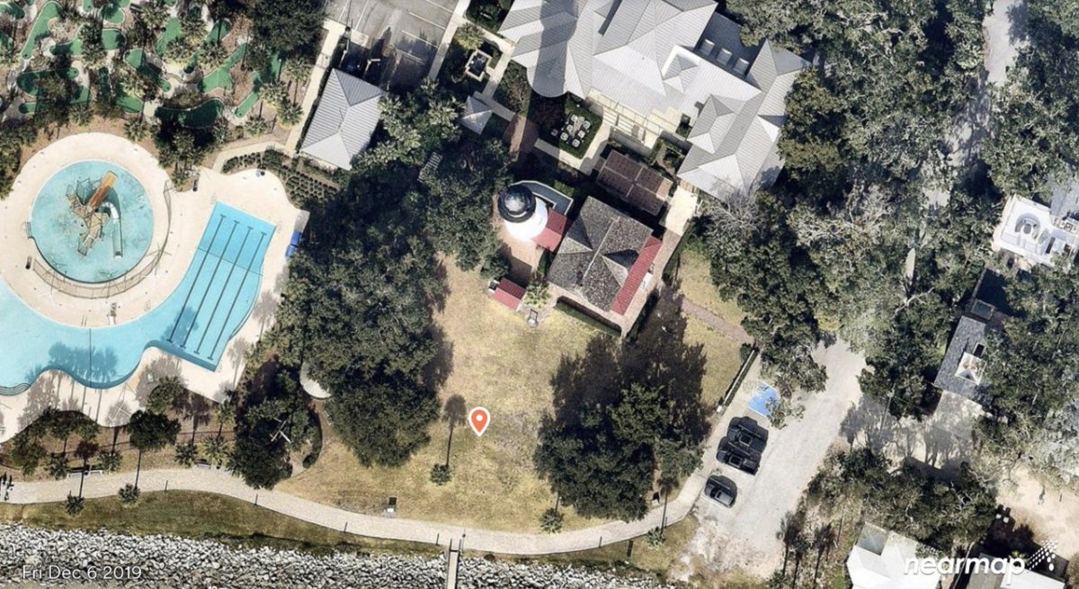 nearmap's tweet photo. Built in 1874 in #Georgia, the #StSimonsLighthouse holds a story of an argument gone wrong between two lighthouse keepers. After one keeper shot another, the deceased decided to hang around to make sure his murderer was doing his job and hasnโt left since. @WTOC11 #spookyaerials https://t.co/Kww0x5t9ad