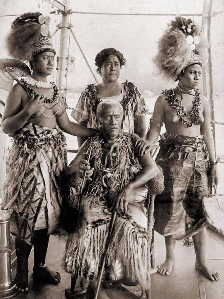 Gee_thang35's tweet photo. America teaches us to be individuals (independent). The Fa’a-Samoa teaches us the total opposite. It is NEVER a “YOU” or an “I” It has always been an “US” (co-dependent). No matter what status, rank, position or “wealth” etc, we all NEED each other. #MySamoa -kingHenry https://t.co/bRy5Mbea6I