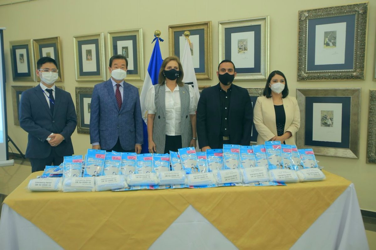 El trabajo de nuestros héroes de la red de salud se verá fortalecido, gracias a la donación de tres cabinas móviles para realizar pruebas #COVID19 y de 270 mil mascarillas por parte del Gobierno de Corea. 🇸🇻🇰🇷

Ampliamos:
bit.ly/RREESV102920_2