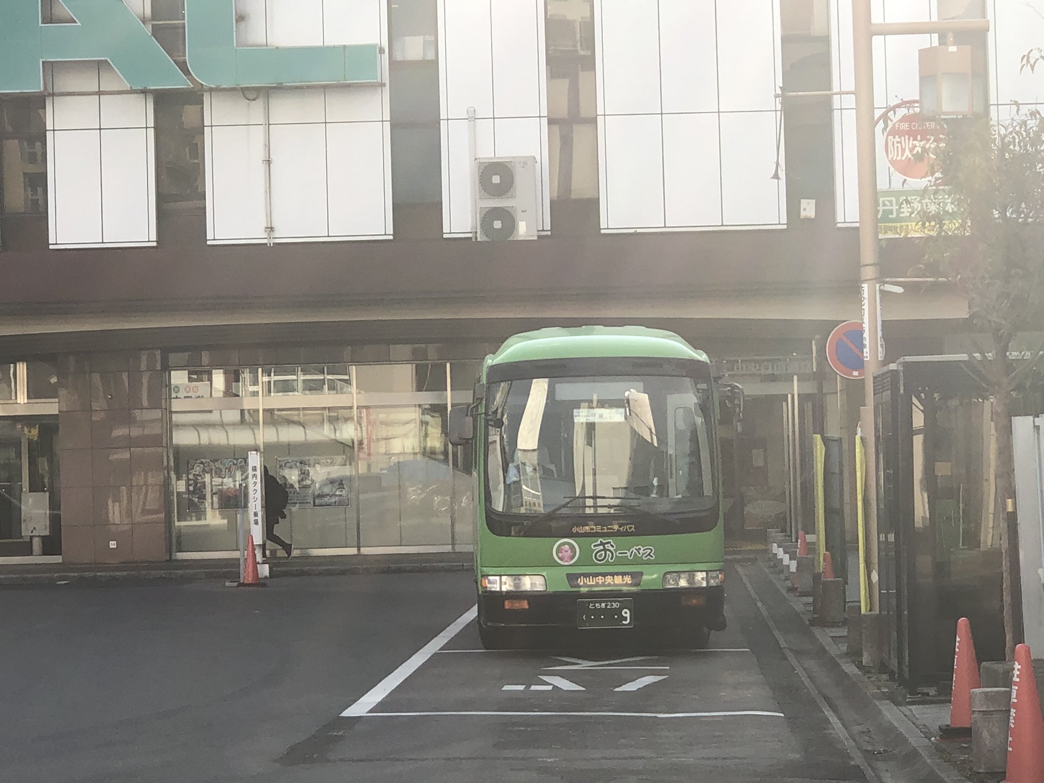 小山市コミュニティバス おーバス ハーヴェストウォーク線 小山駅西口と ハーヴェストウォーク を結ぶ 土日祝日はピーク時は1時間当たり3本運行している シネマハーヴェストウォークでは 鬼滅の刃が上映中 観覧の際はぜひハーヴェストウォーク線で