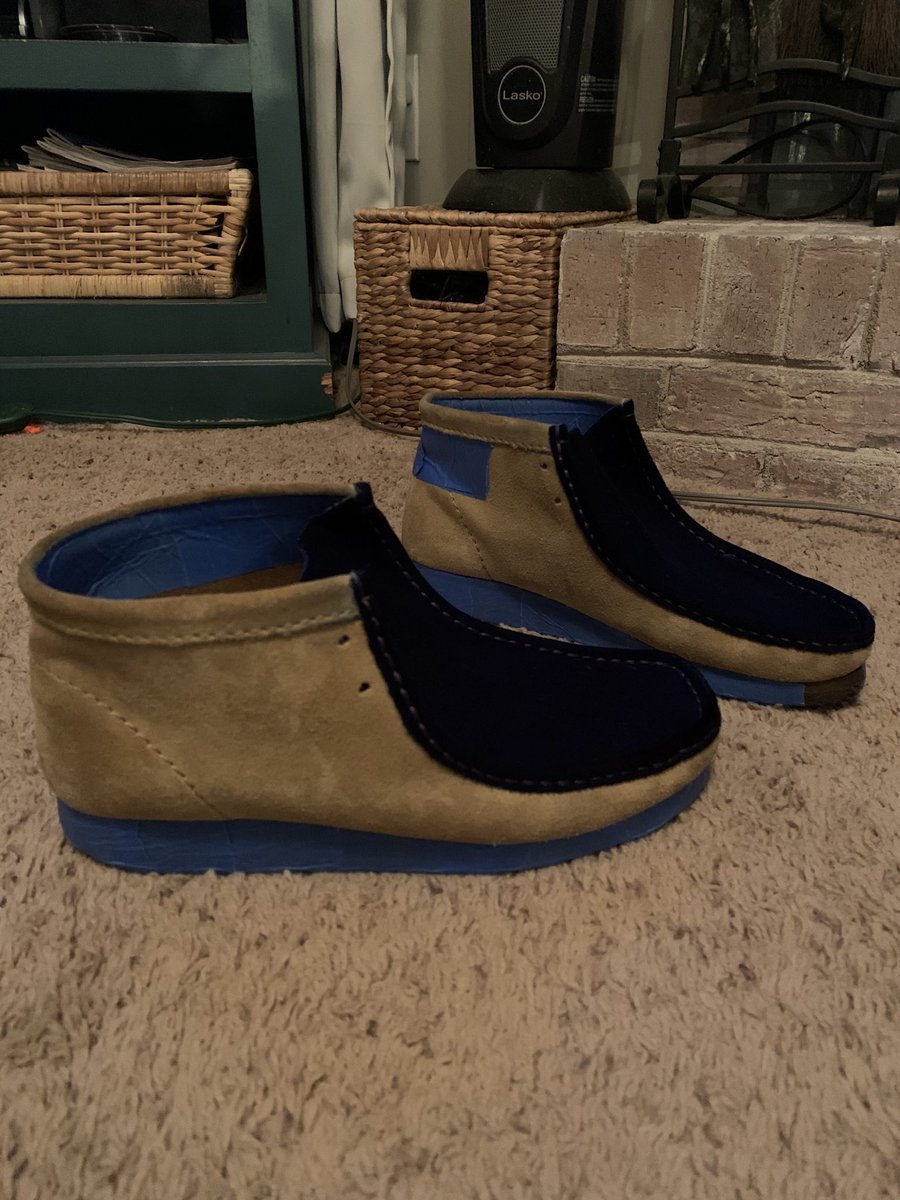 kellydsee's tweet photo. Gray all the way around? ⁦@darealseanbardi⁩ ⁦@GhostfaceKillah⁩ ⁦@clarksshoes⁩ 4 coats of navy blue has hornets colors in the sunlight ⁦@GeneThirteen⁩ #5yearmakeover https://t.co/a98OIIscMu