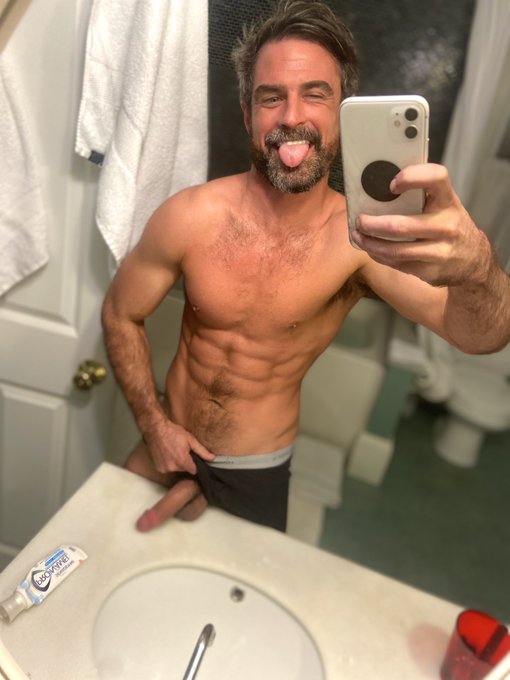 Hanging out https://t.co/LI1B4AjEik