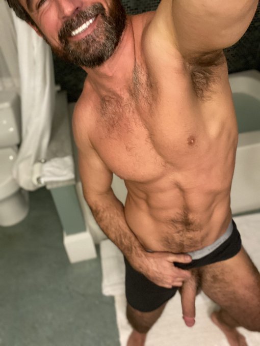 Hanging out https://t.co/LI1B4AjEik