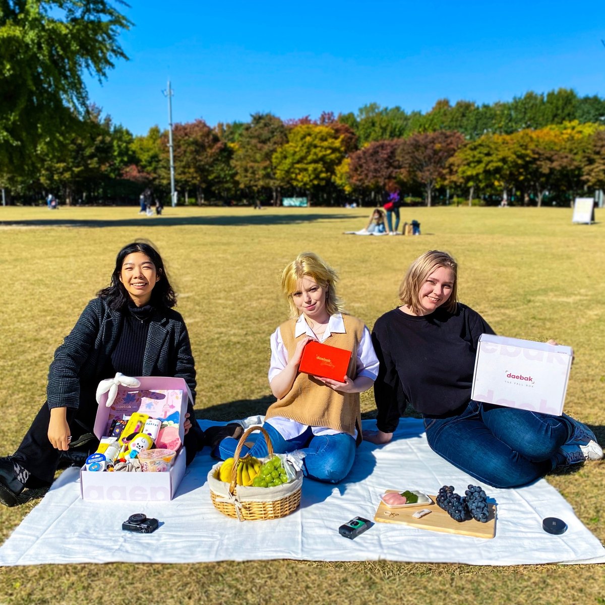 daebakbox's tweet photo. Going once! Going twice!! SOLD!!! ....out by tomorrow 👀  

Subscribe to get your Fall Box now! 🔗 https://t.co/jAf8hbsa8X

#daebakbox #falldaebakbox #daebak #daebakcompany #seoulforest #koreansubscriptionbox #subscriptionbox #beautysubscriptionbox #travelkorea #visitseoul #korea https://t.co/p6WmrdfLEN