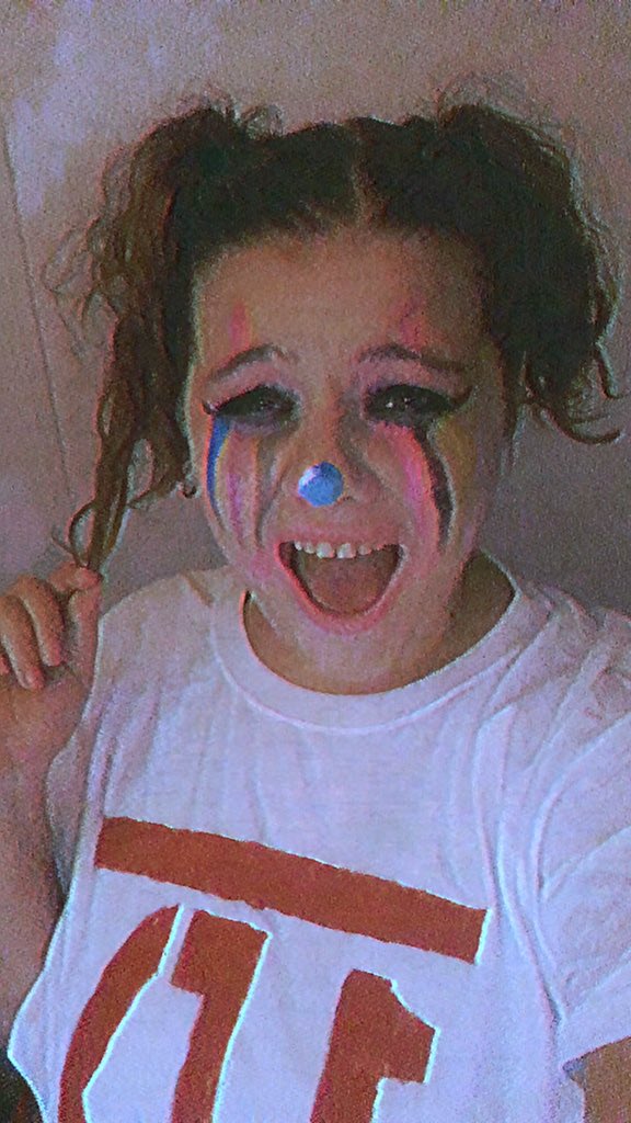 bejeweledlouis's tweet image. me being a whole ass clown for 1d yet again 🤡 #LPCostumeComp