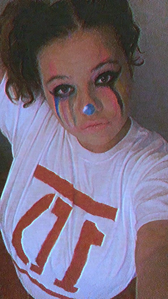 bejeweledlouis's tweet image. me being a whole ass clown for 1d yet again 🤡 #LPCostumeComp