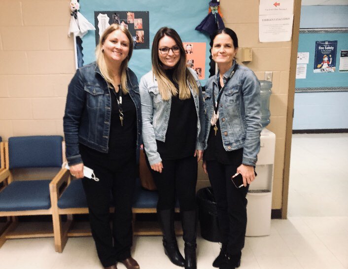 AimeeBrazil1's tweet photo. Matching for twin day at work today @marilee_white https://t.co/rauZYh1YwK