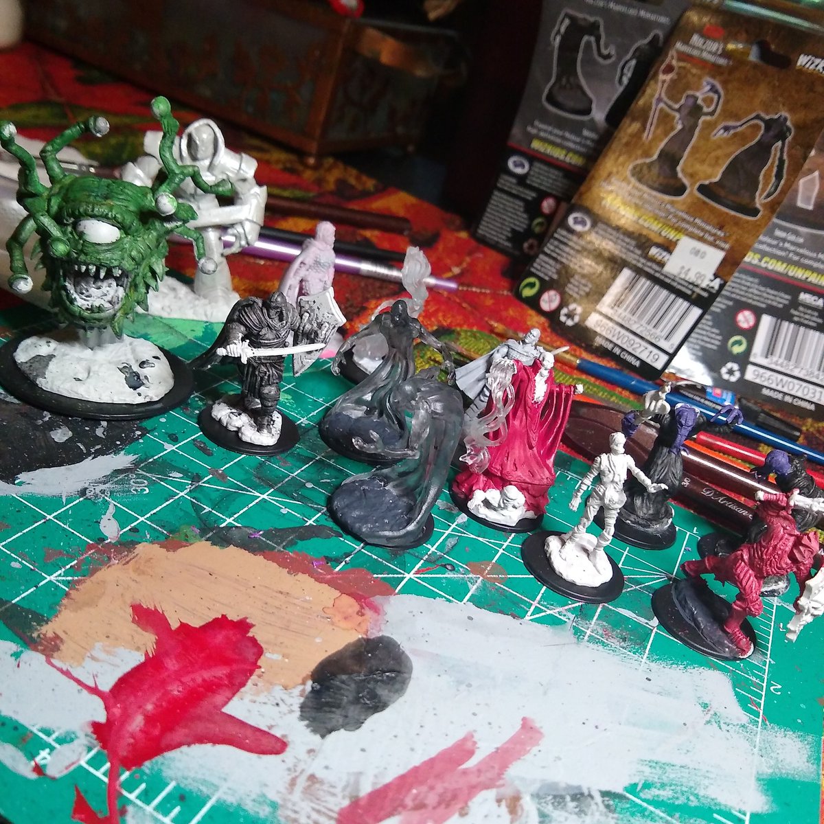 HavenSOV's tweet photo. Painting some more monsters to kill my party with... Oh, um, to challenge my party with! #dndminiatures #dnddadsofinstagram #dnd5e #TTRPG #wizkids #tpk #DnD https://t.co/OaMPFW2WVf