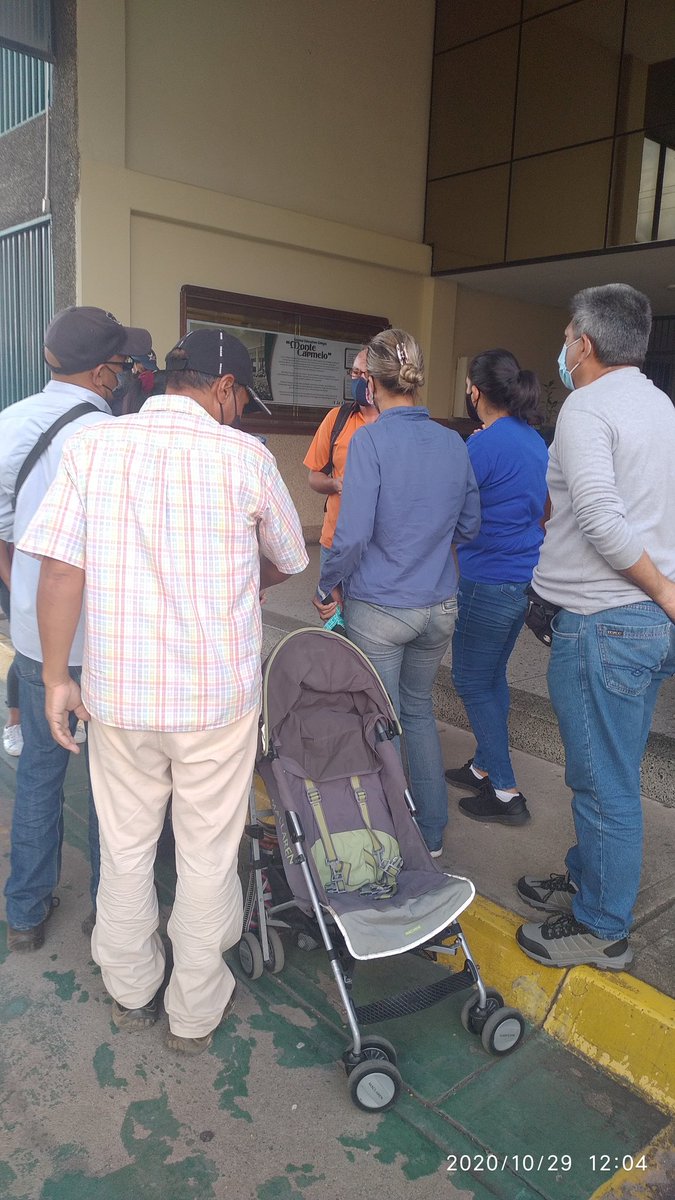 Egleejc's tweet photo. Todavía Polémica Colegio Monte Carmelo. Bolívar. Se vulnera el derecho a incripción. @psuvaristobulo @EneidaLayaPsuv @TarekWiliamSaab @NicolasMaduro @Luiscasob https://t.co/ewfVKf5K1P