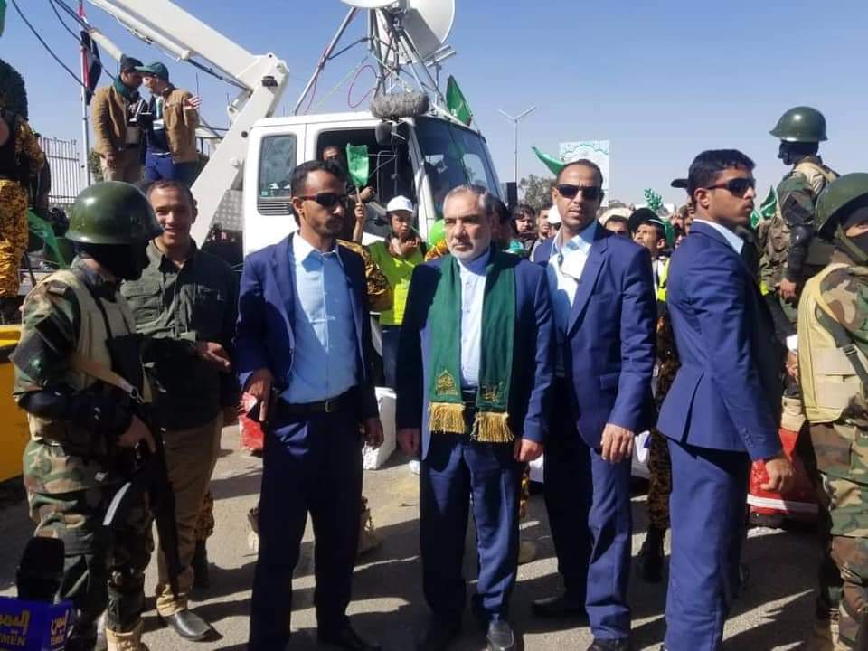 السفير الإماراتي في #عدن، السفير السعودي في #المهرة، السفير الإيراني في #صنعاء والرئيس هادي ونائبه وحكومته في #الرياض.
(الصور في فترات زمنية متفرقة ومتداولة في الإنترنت)