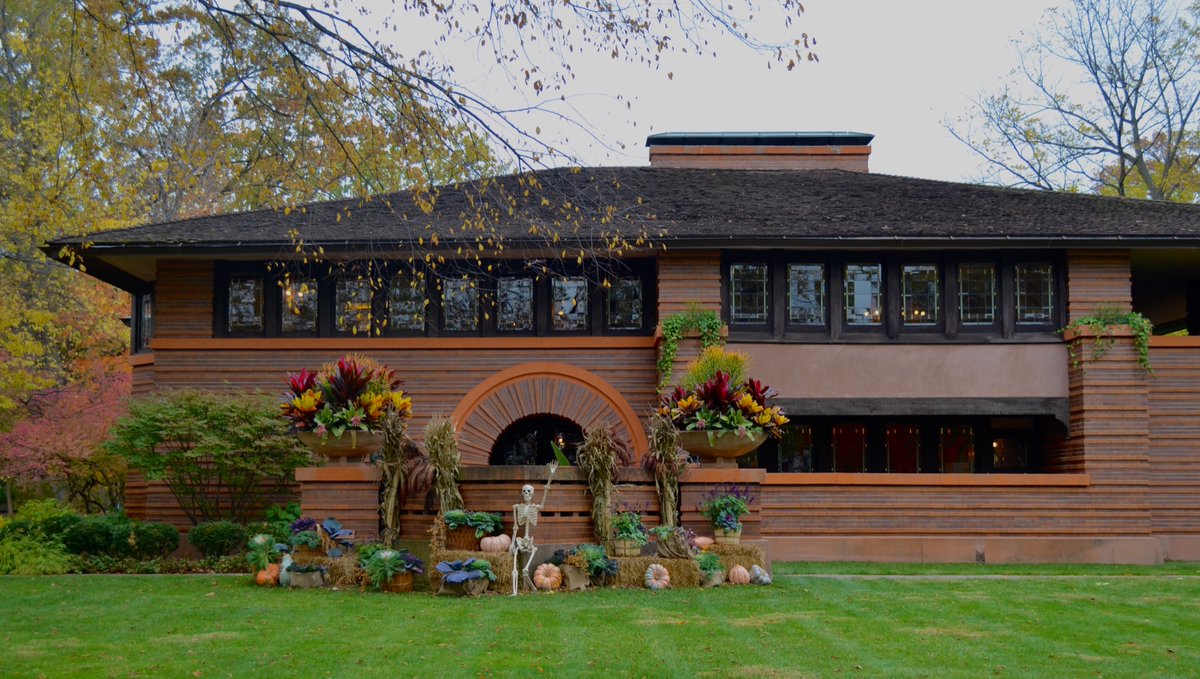 I guess I gotta include a Frank Lloyd Wright so here’s some Halloween decorations at the Arthur Heurtley House (1902) in Oak Park. Yes, it’s scary to think this home is almost 120 yrs old! 