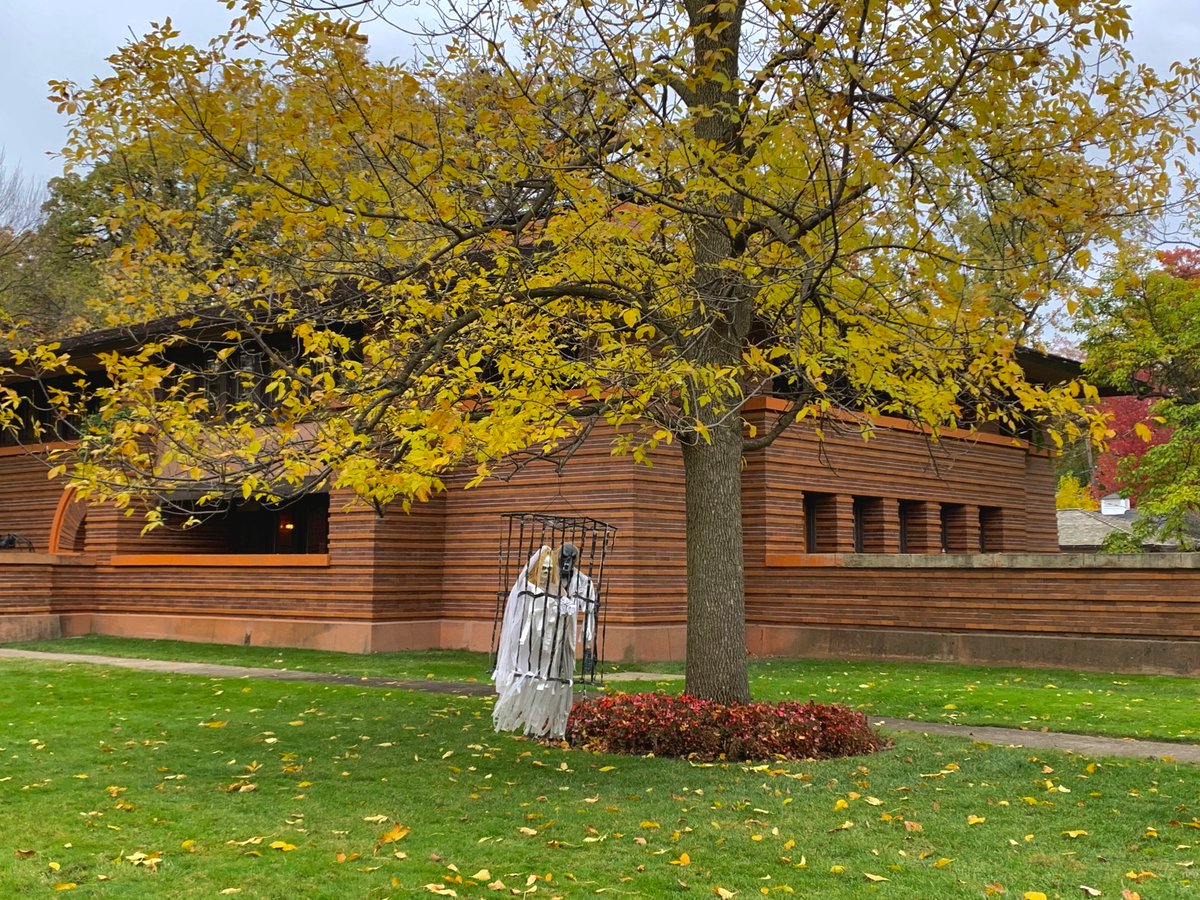 I guess I gotta include a Frank Lloyd Wright so here’s some Halloween decorations at the Arthur Heurtley House (1902) in Oak Park. Yes, it’s scary to think this home is almost 120 yrs old! 