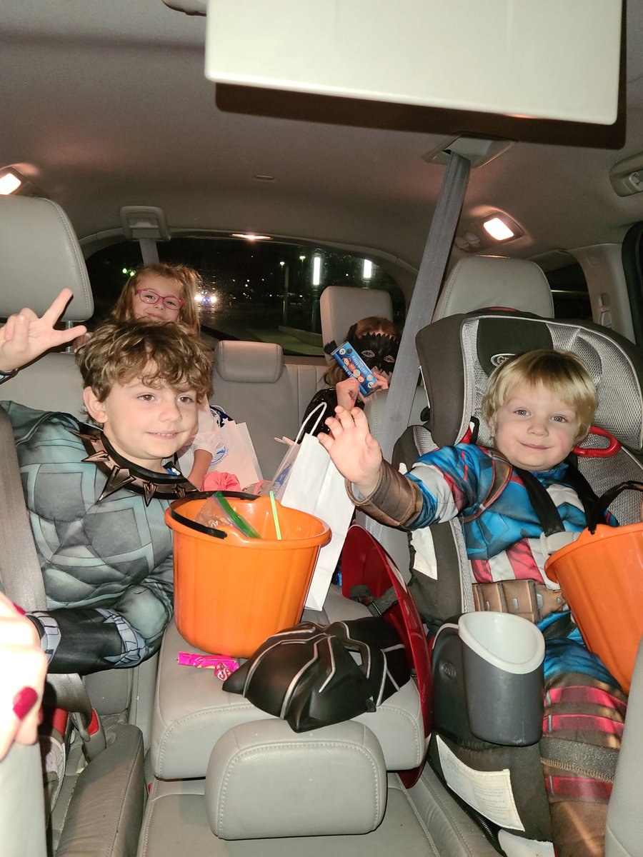 noracblack's tweet photo. Thank you to the @CityofMH for putting on a really fun drive thru trick or treating event! Special thanks to @MHPolice for the full sized hershey bar! #bigwin #smilingkids #trickortreat #halloween https://t.co/4CMchrr7Zh