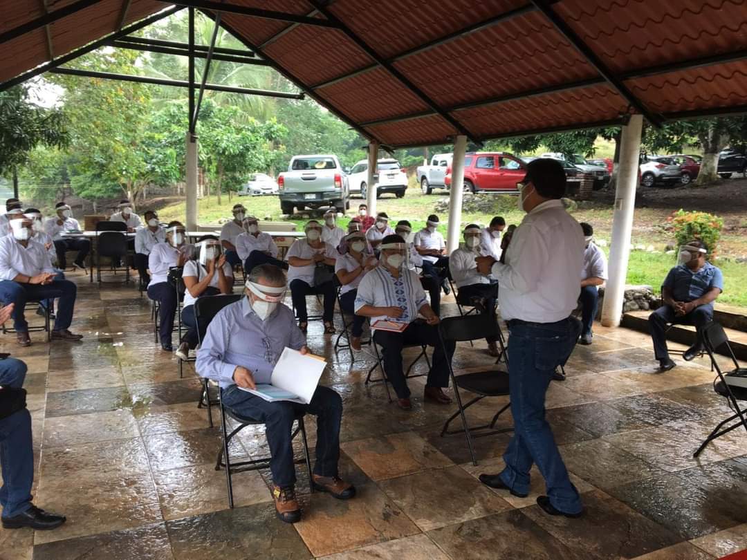 MarioHdez56Ver's tweet photo. Estuve en la Cd. de Acayucan,  compartiendo y revisanso las principales acciones que el @SnteNacional ha desarrollado en los últimos 9 meses del año en curso.
Asimismo, se realizó  un ejercicio que permitió identificar y analizar los retos que enfrentaremos en el futuro. https://t.co/rfLGjvaAA5