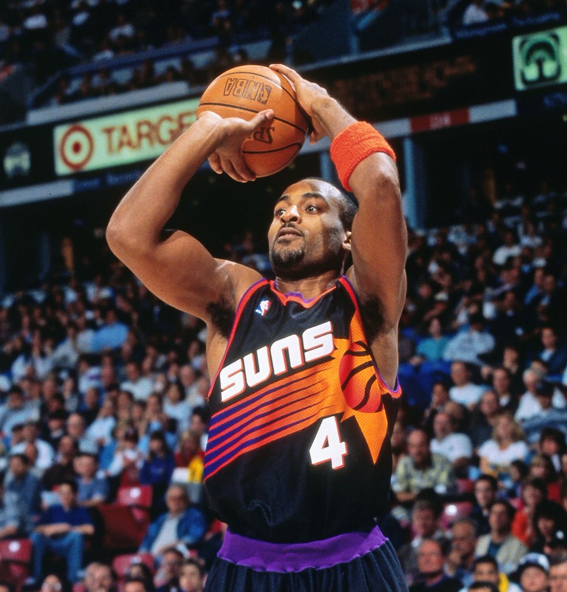 Dennis Scott was a member of the:Suns (33 games)Knicks (15 games)Timberwolves (21 games)Grizzlies (66 games)in addition to playing 52 games with the Mavs.