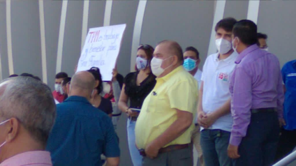 AdrianaGarci_a's tweet photo. Binomio Lasso/Borrero apoya la Corrupción, se ha reunido con funcionarios de  Agunsa, para tener acuerdos traicionando a los  Manabitas que reclaman que la concesión del puerto es perjudicial para Manta y  el Estado ecuatoriano.  @VillaFernando_ @LassoGuillermo 
@ABorreroVega https://t.co/AM0t1Jorcr