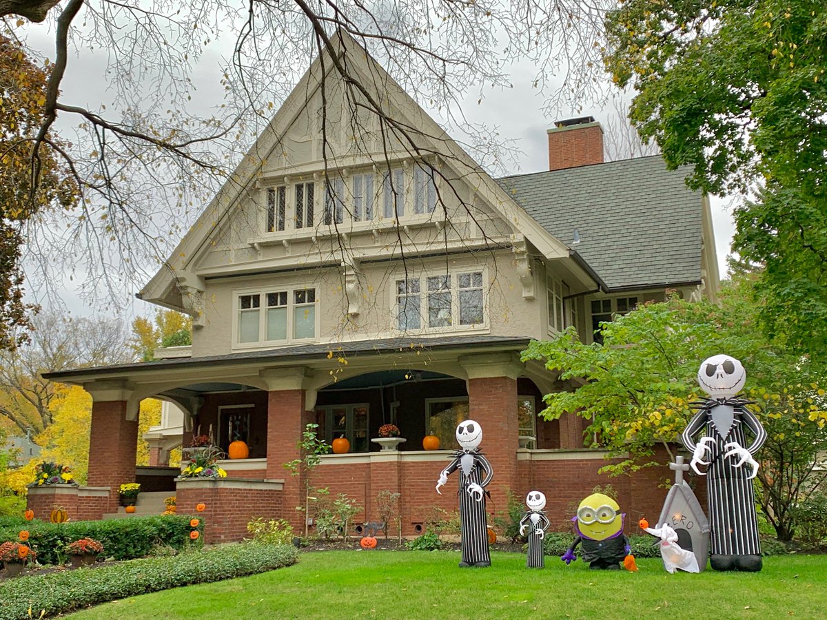 Staying in Oak Park w/the Lizzie A. Todd House (1904), an E.E. Roberts design that simplifies Queen Anne & Tudor Revival architecture. I’ve been inside this one - a radial floor plan highlights a huge oak staircase & 3-story atrium. It has a 50-ft ballroom & Art Nouveau windows.