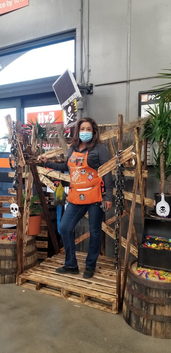 gabymarco36's tweet photo. Pirates day at Pro Desk 659..Fun Times 
@LemonGroveHD
@lululee27x 
@dustin_woolsey https://t.co/rAJfyQrkPl