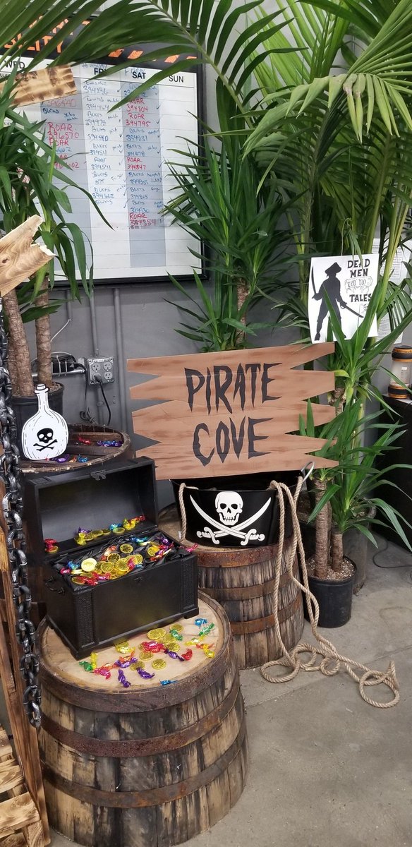 gabymarco36's tweet photo. Pirates day at Pro Desk 659..Fun Times 
@LemonGroveHD
@lululee27x 
@dustin_woolsey https://t.co/rAJfyQrkPl