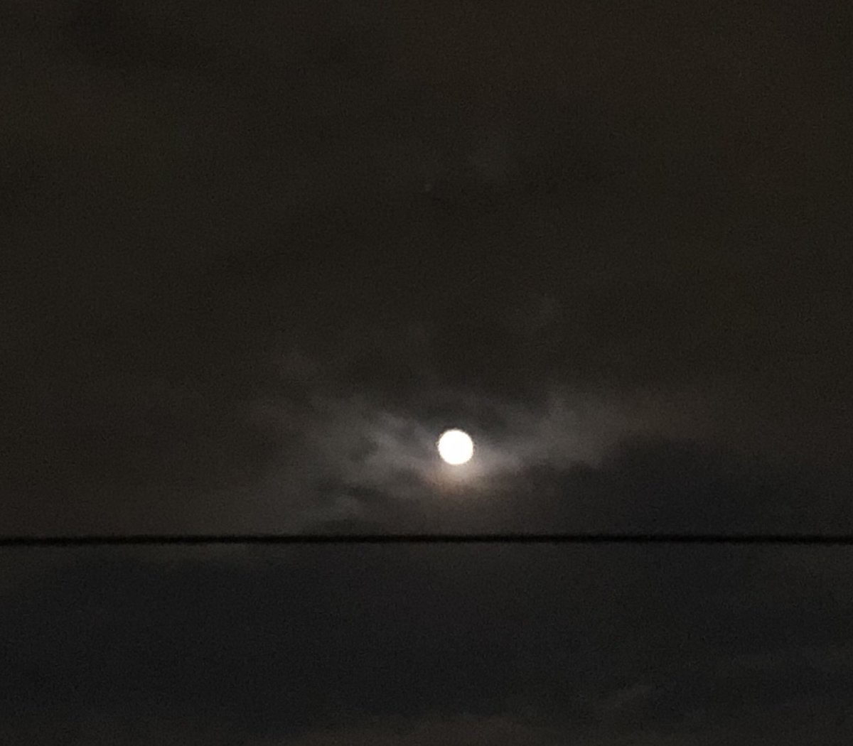 La última de octubre. Solitaria y dando su luz gía