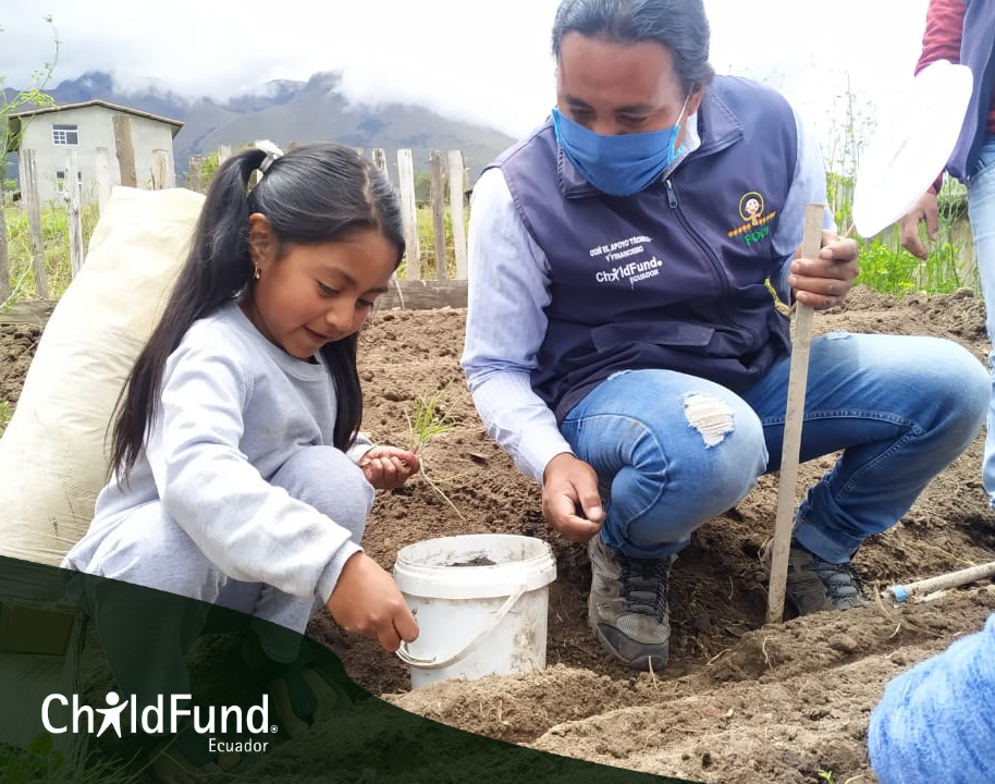 ChildFundEc's tweet photo. Los huertos familiares ayudan a la economía y nutrición y son beneficiosos para niños y niñas ya que fomentan el trabajo en equipo apoyándoles a ser más pacientes, responsables y desarrollar su curiosidad, respeto por la naturaleza y constancia. #NiñezSegurayProtegida . https://t.co/3DYtLgZGxU
