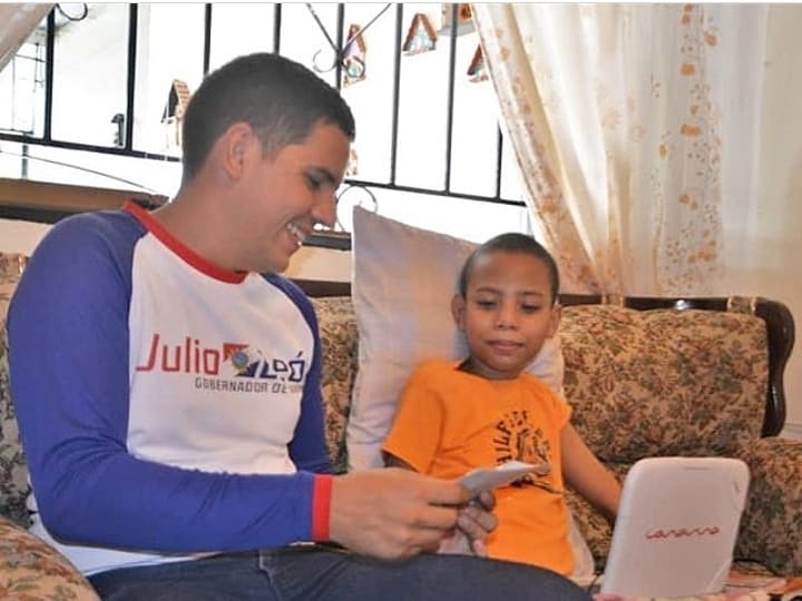 Hoy tuvimos que dedicarte un #tbt , pero con profunda tristeza en el corazón... 😓

Extraordinario amigo y compañero de trabajo. Calidad humana. Solidario a carta cabal. 

¡Dios te bendiga hermano Reynolds Guarecuco !
