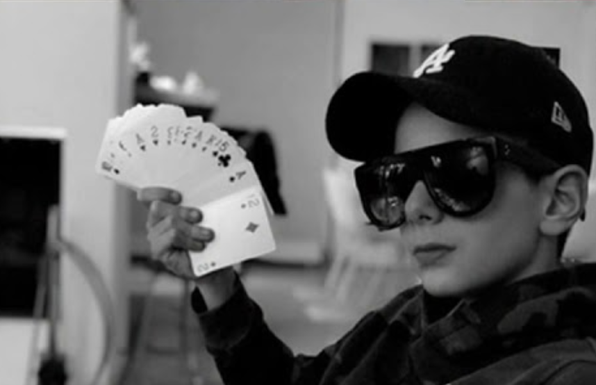 maxatzmon's tweet photo. Only 5 emojis can describe this pic: 😎♣️♠️♥️♦️ #theVoice #thevoicekids2020 #mooi https://t.co/l0rle2LUIU